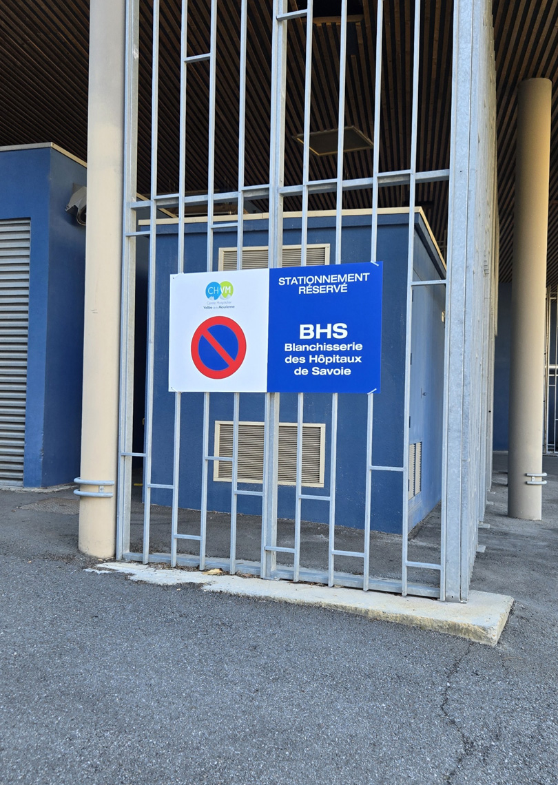Signalétique extérieure au Centre Hospitalier de Maurienne