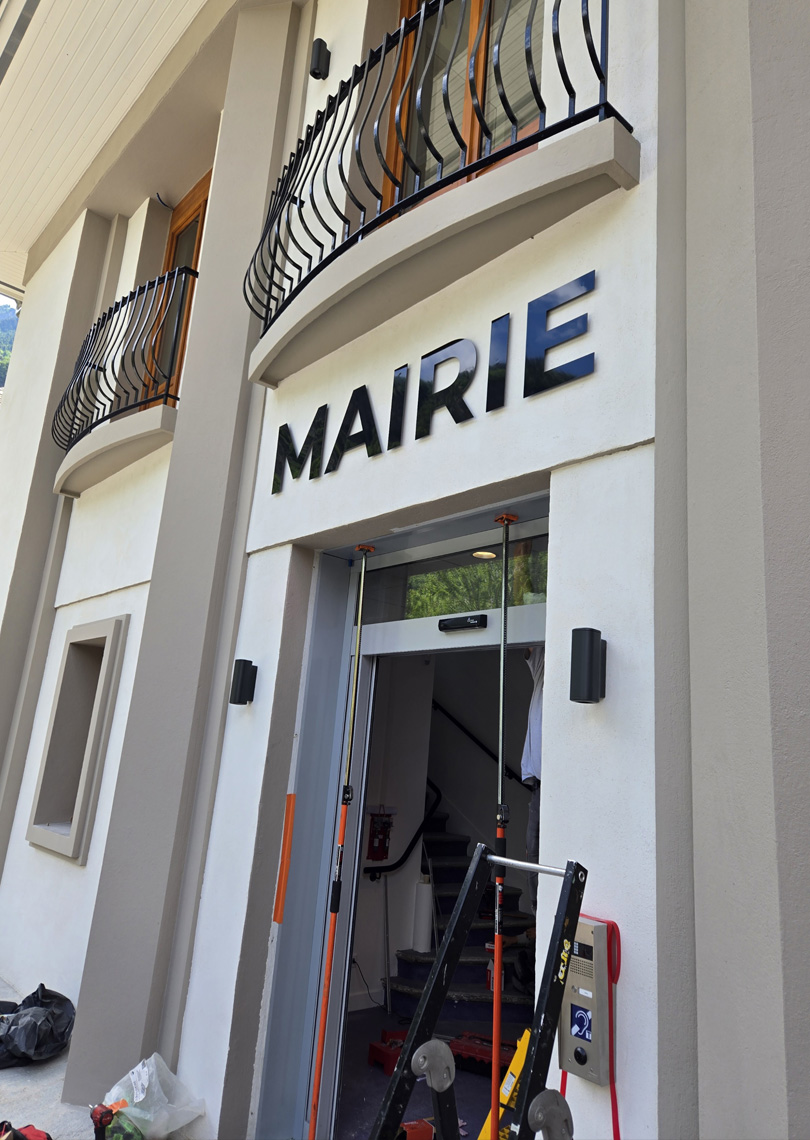 Découpe et pose de lettre en façade de bâtiment public